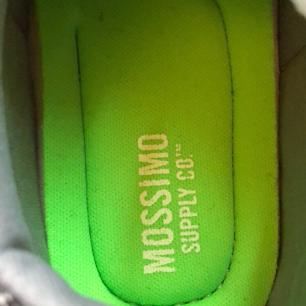 Tennis shoes - Picture 4 of 5